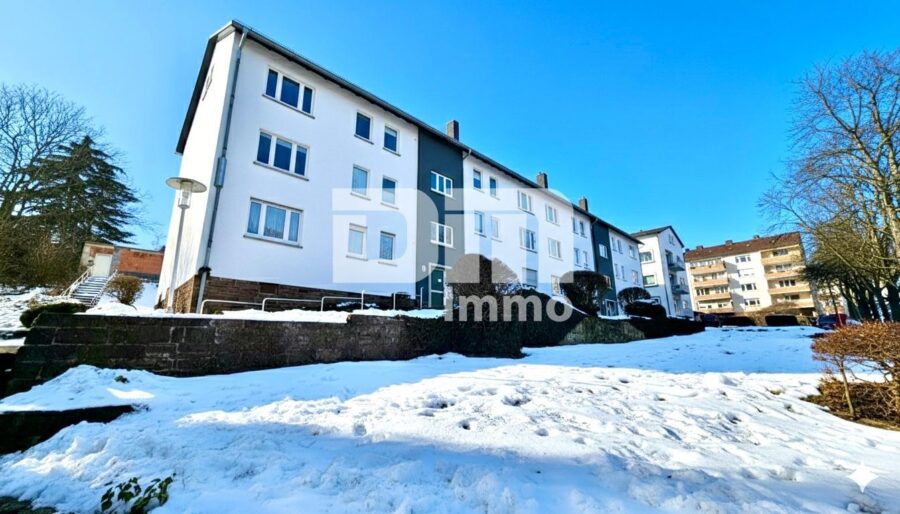 Helle Vierzimmerwohnung (Hochparterre) mit Balkon in Traumlage - Frontansicht